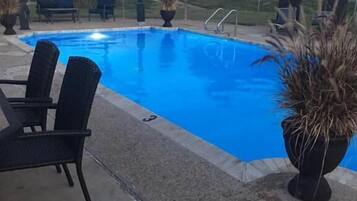 Kolam renang outdoor, dengan kursi berjemur