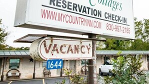 A Country Inn & Cottages sign with a 'VACANCY' label and a '1644' address sign. - Country Inn & Cottages (Fredericksburg)