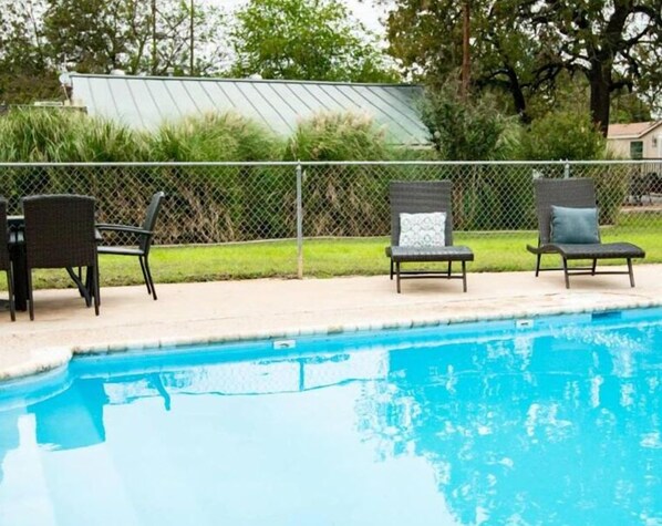 حمّام سباحة خارجي، مفتوح من 9 صباحاً إلى 10:00 مساءً، مقاعد للتشمس