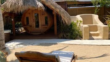 Sauna, hot tub, pijat di pantai, dan pijat