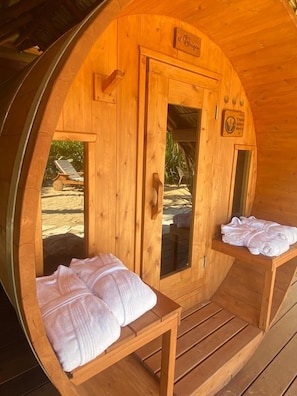 Un sauna, una bañera de hidromasaje, masajes en la playa, masajes