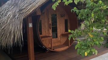 Sauna, tina de hidromasaje, masajes en la playa y masajes