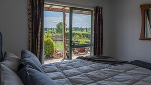 A bedroom with a large window, a bed, and a view of a garden. - Fantail Cottage - 35mins to Raglan &15 mins to shopping centre.
Farm outlook (Whatawhata)