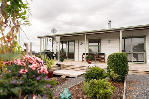 Fantail Cottage - 35mins to Raglan &15 mins to shopping centre.
Farm outlook