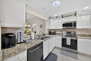 Coffee/tea maker, fridge, microwave, oven - The Villages: Sumter Landing w/ lanai & patio! (The Villages)