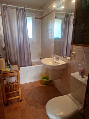 Jabón y papel de baño 