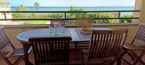 Outdoor dining - Vue mer Appartement Lumineux 6 Pers. Marines de Bravone Linguizzetta Corse (linguizzetta)