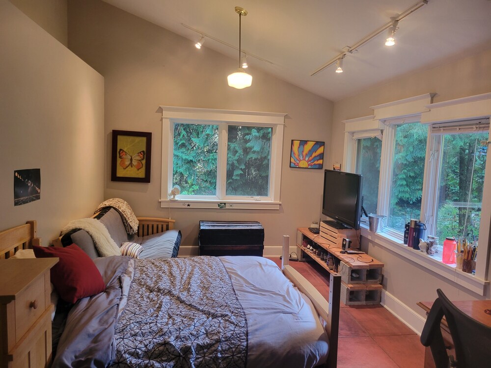 Secluded large family home on Beautiful Bainbridge Island, town and trails close Bainbridge