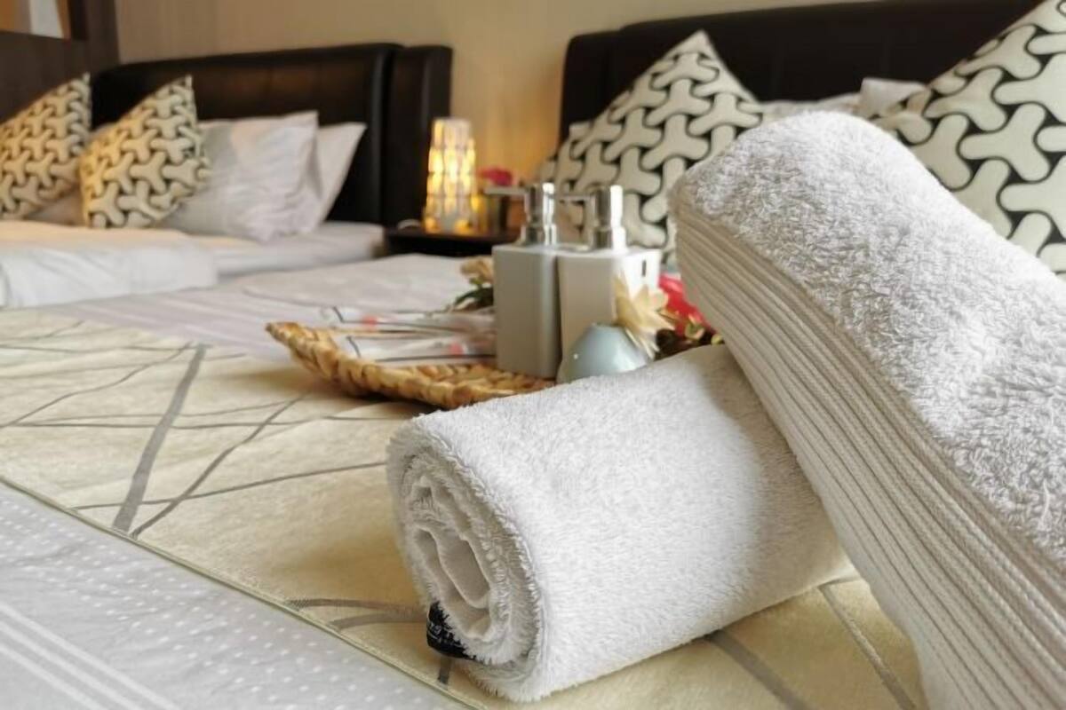 Schreibtisch, Verdunkelungsvorhänge, schallisolierte Zimmer