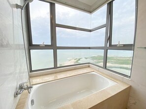 Departamento familiar, 3 habitaciones, vista al mar, frente al mar | Baño | Regadera tipo lluvia, amenidades de baño gratuitas, secadora de cabello 