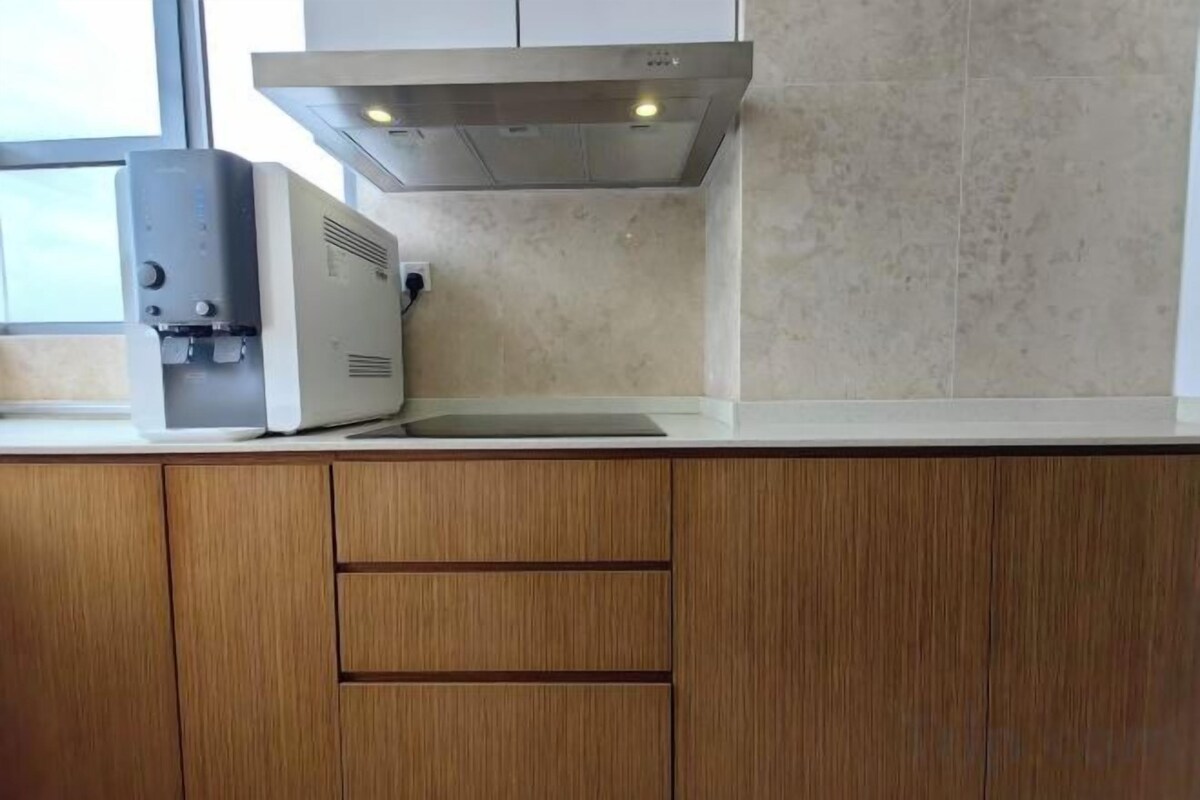 Cocina privada | Refrigerador, microondas, tetera eléctrica y utensilios de cocina 