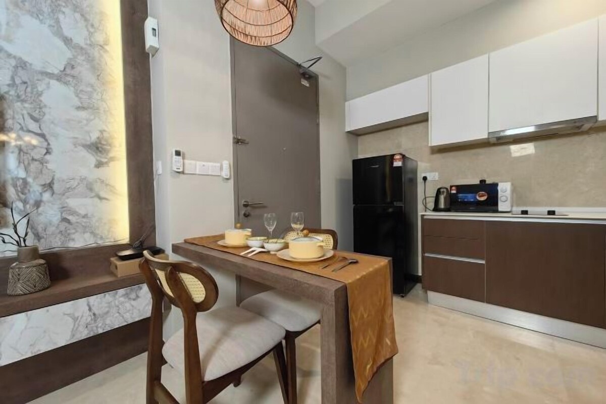 Private kitchen | Fridge, microwave, electric kettle, cookware/dishes/utensils