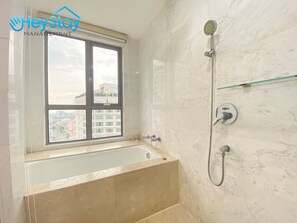 Departamento Elite, 2 habitaciones, con acceso para personas discapacitadas, vista a la ciudad | Baño | Regadera tipo lluvia, amenidades de baño gratuitas, secadora de cabello 