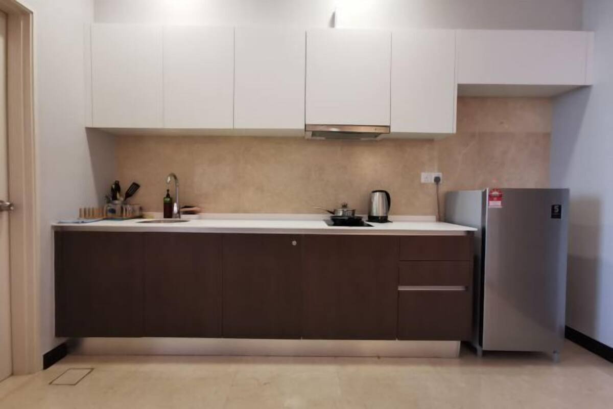 Refrigerador, microondas, tetera eléctrica y utensilios de cocina