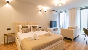 Iron/ironing board, free WiFi, bed sheets - RUAH D - Delightful Studio by LovelyStay (Vila Nova de Gaia)