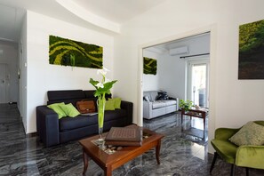 Luxury Apartment | Living area | Plasma TV, video game console, first-run films, pay films - Home Big CrIré at '724 (Rome)