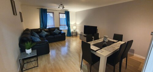 Spacious 3 bed apartment with parking, right in centre of Broughty Ferry!