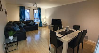 Spacious 3 bed apartment with parking, right in centre of Broughty Ferry!