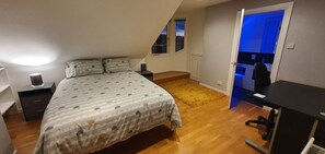 3 habitaciones, escritorio, tabla de planchar con plancha y wifi