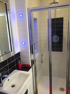 Shower, hair dryer, towels, toilet paper - Spacious 3 bed apartment with parking, right in centre of Broughty Ferry! (Broughty Ferry)