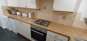 Fridge, microwave, oven, stovetop - Spacious 3 bed apartment with parking, right in centre of Broughty Ferry! (Broughty Ferry)