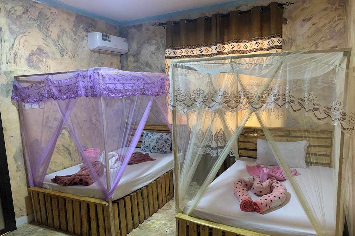 1 bedroom, premium bedding, desk, laptop workspace