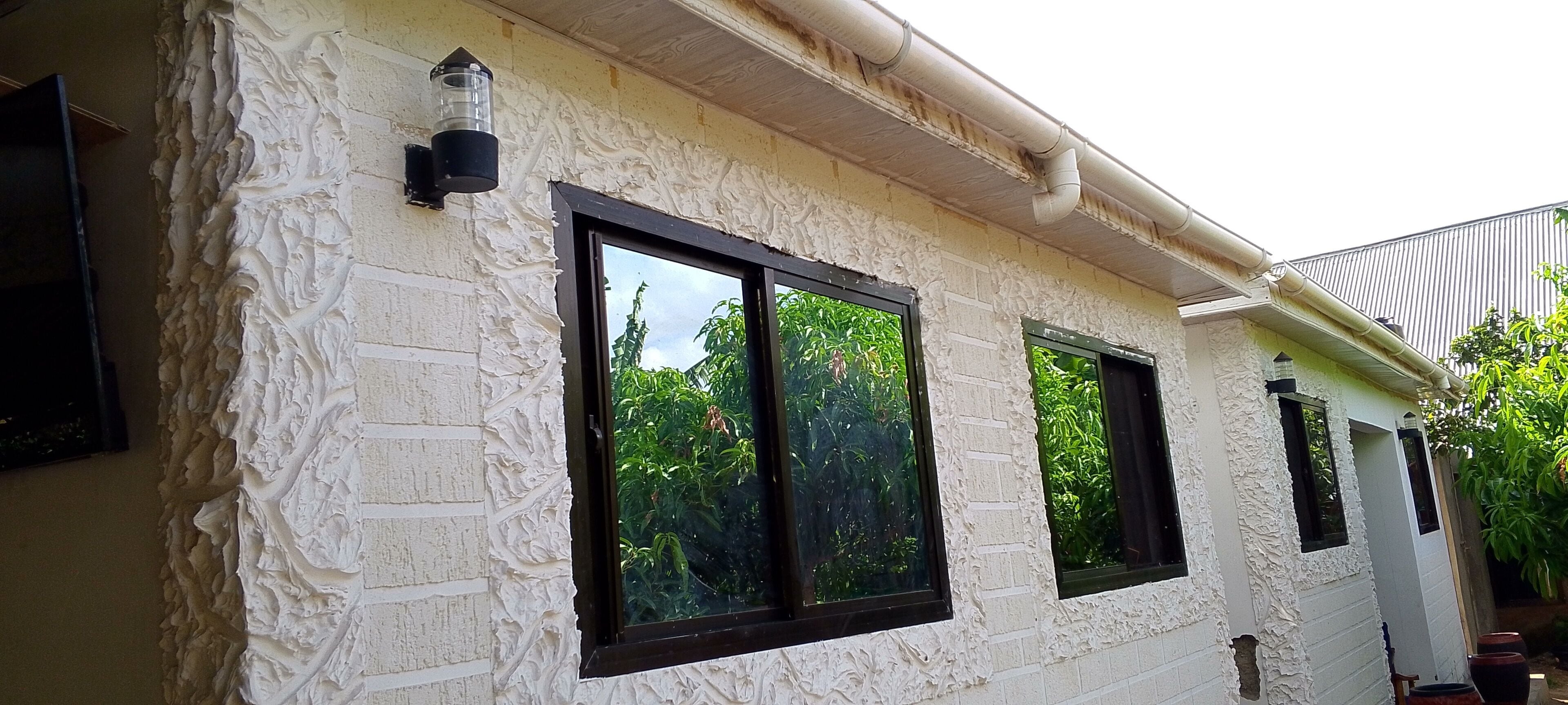 Fachada de la propiedad por la tarde o noche