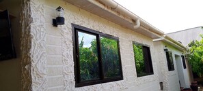 Fachada de la propiedad por la tarde o noche