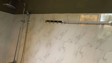 Hydromassagedusche, kostenlose Toilettenartikel, Hausschuhe, Handtücher
