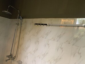 Hydromassage showerhead, free toiletries, slippers, towels - Kilibase Hotel (Moshi)