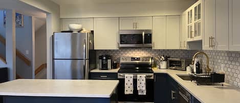 Microondas, horno, placa de cocina, lavavajillas