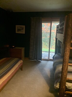 3 bedrooms, desk, free WiFi, bed sheets - Newly renovated Townhouse walking distance to Mt.Snow base lodge. (Dover)