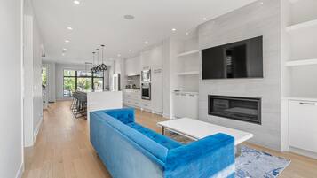 Smart TV, fireplace