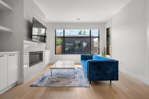 Smart TV, fireplace