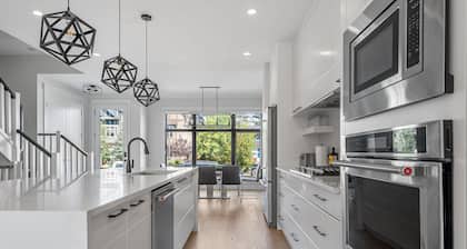 Modern family-sized house close to 17th Ave and downtown