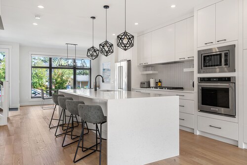 Modern family-sized house close to 17th Ave and downtown