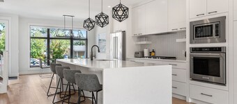 Modern family-sized house close to 17th Ave and downtown