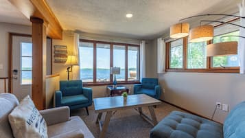 Een smart-tv, een open haard, een tafeltennistafel en boeken