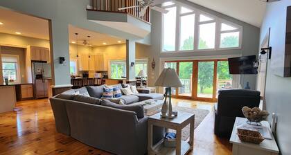 Relax by "The Water's Edge" & enjoy amazing views and year round fun! 6BR/3.5BA