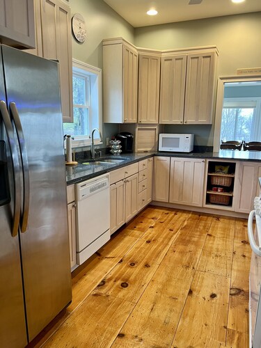 Relax by "The Water's Edge" & enjoy amazing views and year round fun! 6BR/3.5BA