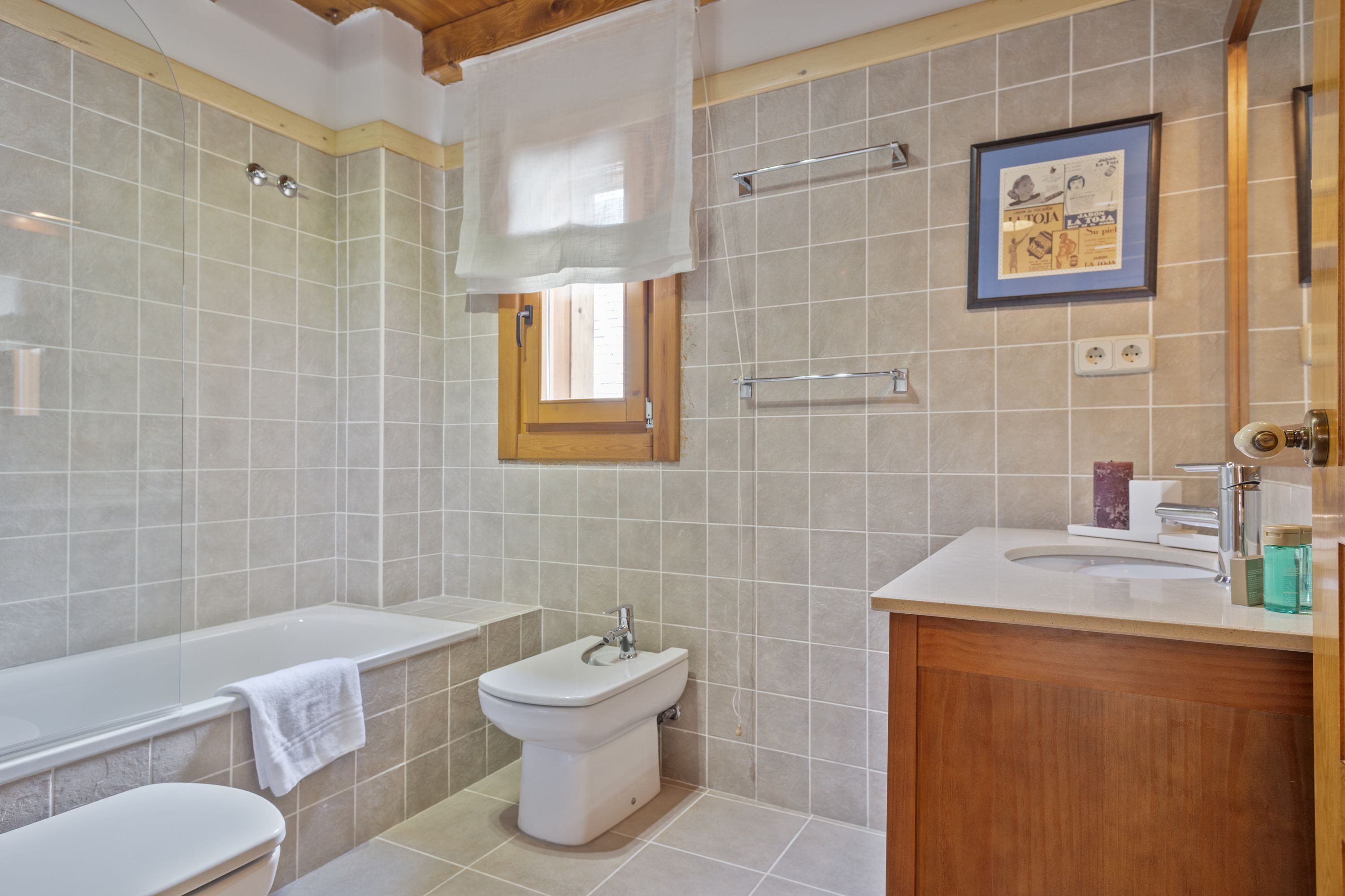 Un baño con bañera, inodoro, bidé y lavabo.