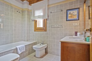 Een douche, een haardroger, handdoeken