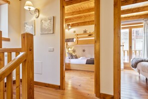 3 slaapkamers, een strijkplank/strijkijzer, internet, beddengoed