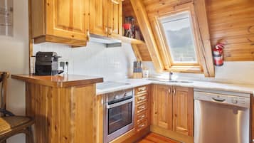 Frigorífico, microondas, horno y lavavajillas