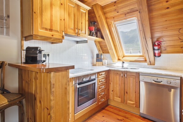 ثلاجة، ميكروويف، فرن، غسالة أطباق