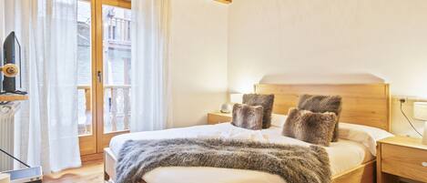 3 bedrooms, iron/ironing board, Internet, bed sheets