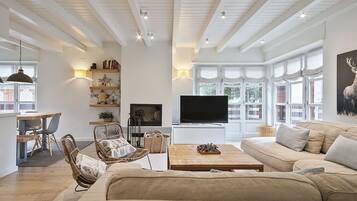 Una televisión, una chimenea