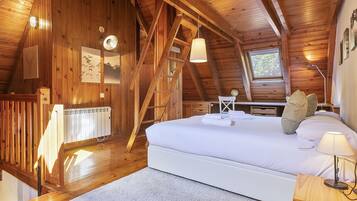 3 bedrooms, iron/ironing board, internet, bed sheets