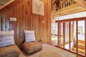 4 bedrooms, iron/ironing board, Internet, bed sheets