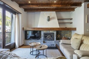 TV, fireplace